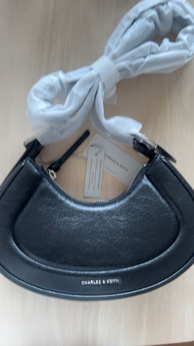 CHARLES KEITH ペトラ カーブショルダーバッグ 新品 週末セール