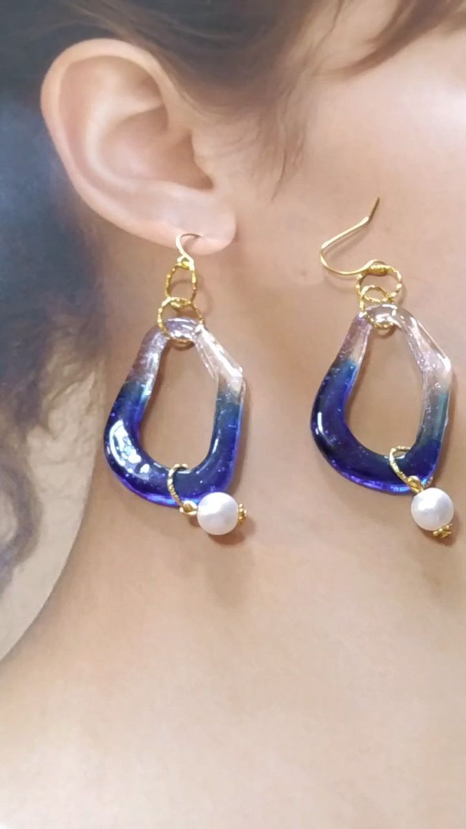 ハンドメイド レジンピアス 青と透明のグラデーション ブルー フックピアス ゴールド ラメ入り パール