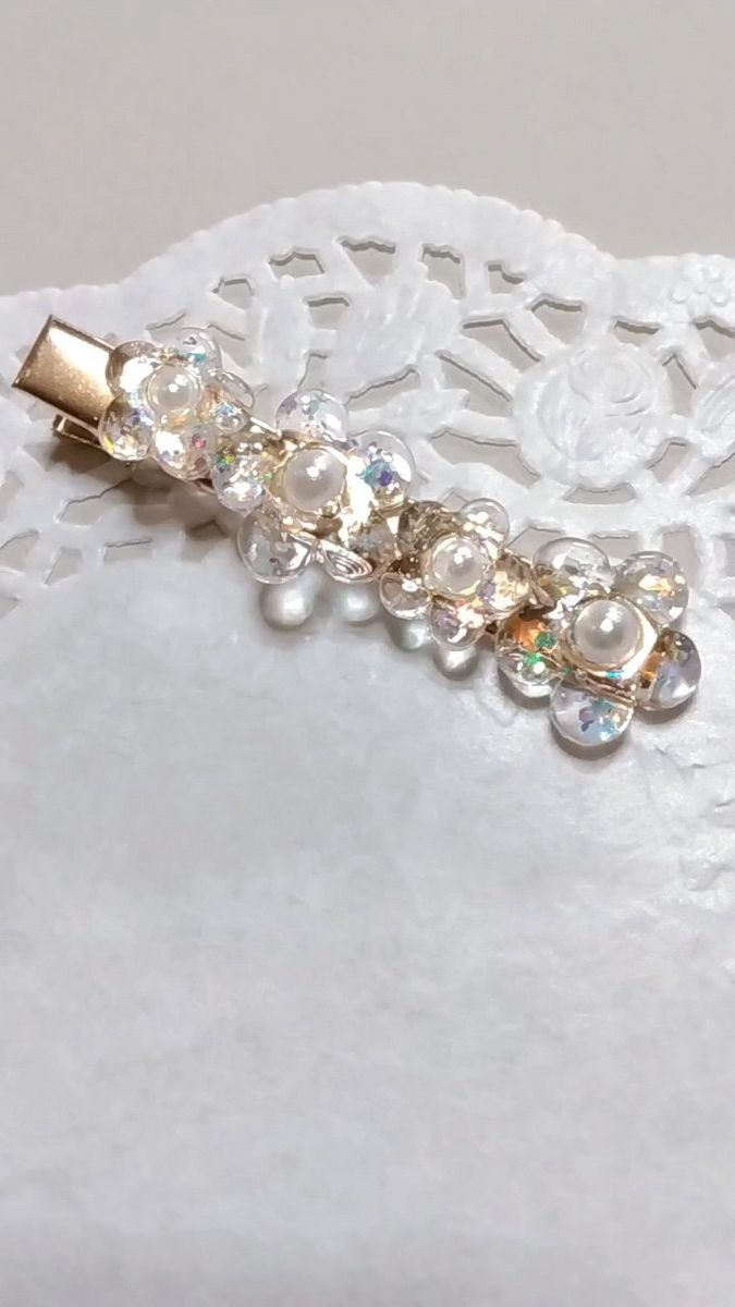 ハンドメイド レジン 上品で透明感あふれるお花のキラキラ レジンヘアクリップ パール&ホログラム入り