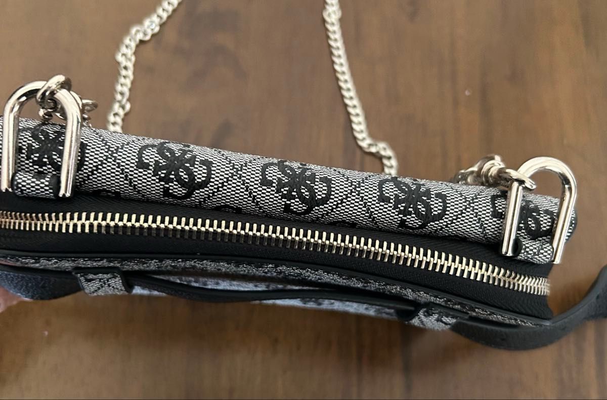 ✨極美品✨ GUESS ゲス ハンドバッグ アクセサリーポーチ 総柄 チェーン GUESS チェーンショルダーバッグ スマホショルダー ウエスト