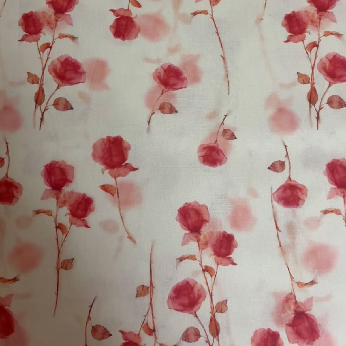 長さ100cm*110cm(幅)春夏新柄 水彩風赤薔薇 花柄コットン生地プリントハンドメイド用 シーチングハギレ生地