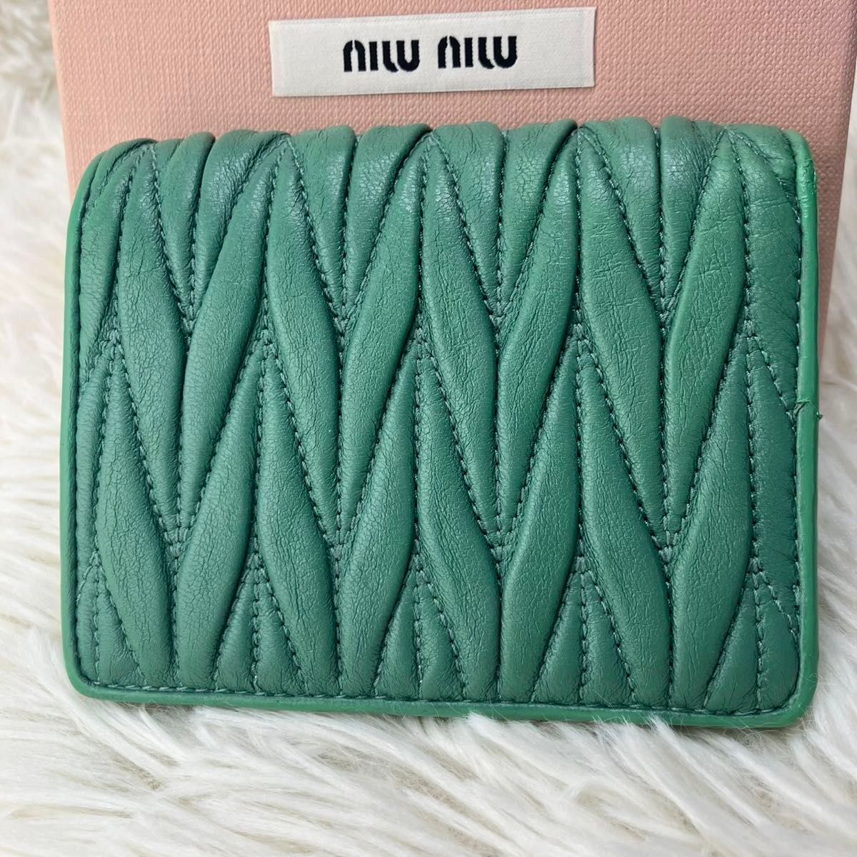✨極美品 現行 正規品✨ミュウミュウ 二つ折り マトラッセ 縦ロゴ RFID搭載 極美品 現行 正規品 ミュウミュウ 二つ折り マトラッセ 縦ロゴ
