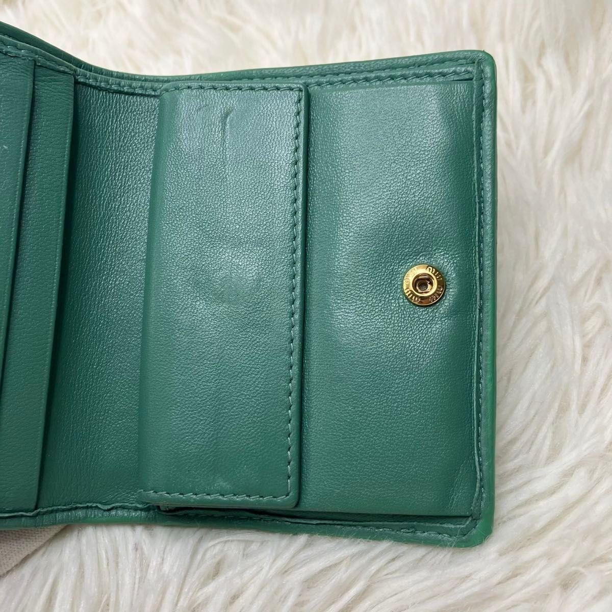 ✨極美品 現行 正規品✨ミュウミュウ 二つ折り マトラッセ 縦ロゴ RFID搭載 極美品 現行 正規品 ミュウミュウ 二つ折り マトラッセ 縦ロゴ