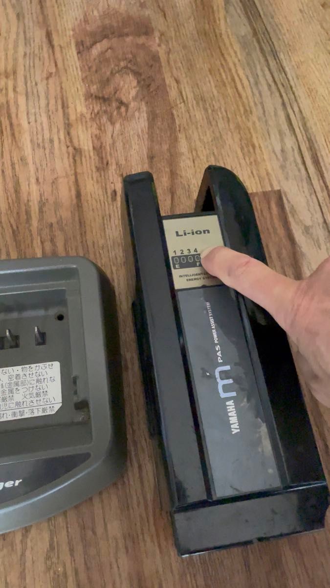 電動アシスト自転車バッテリーと純正充電器セット YAMAHA PAS 盗難に遭い 残った物です(T . T)