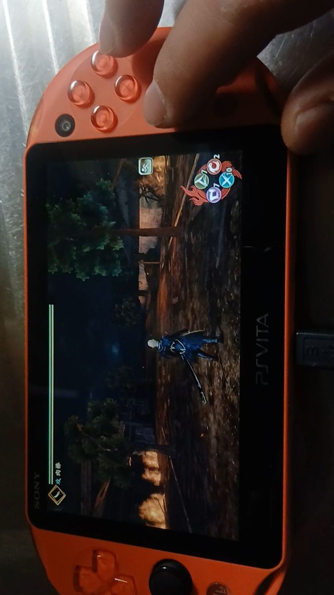PS Vita PCH-2000 本体 ソフト、充電器