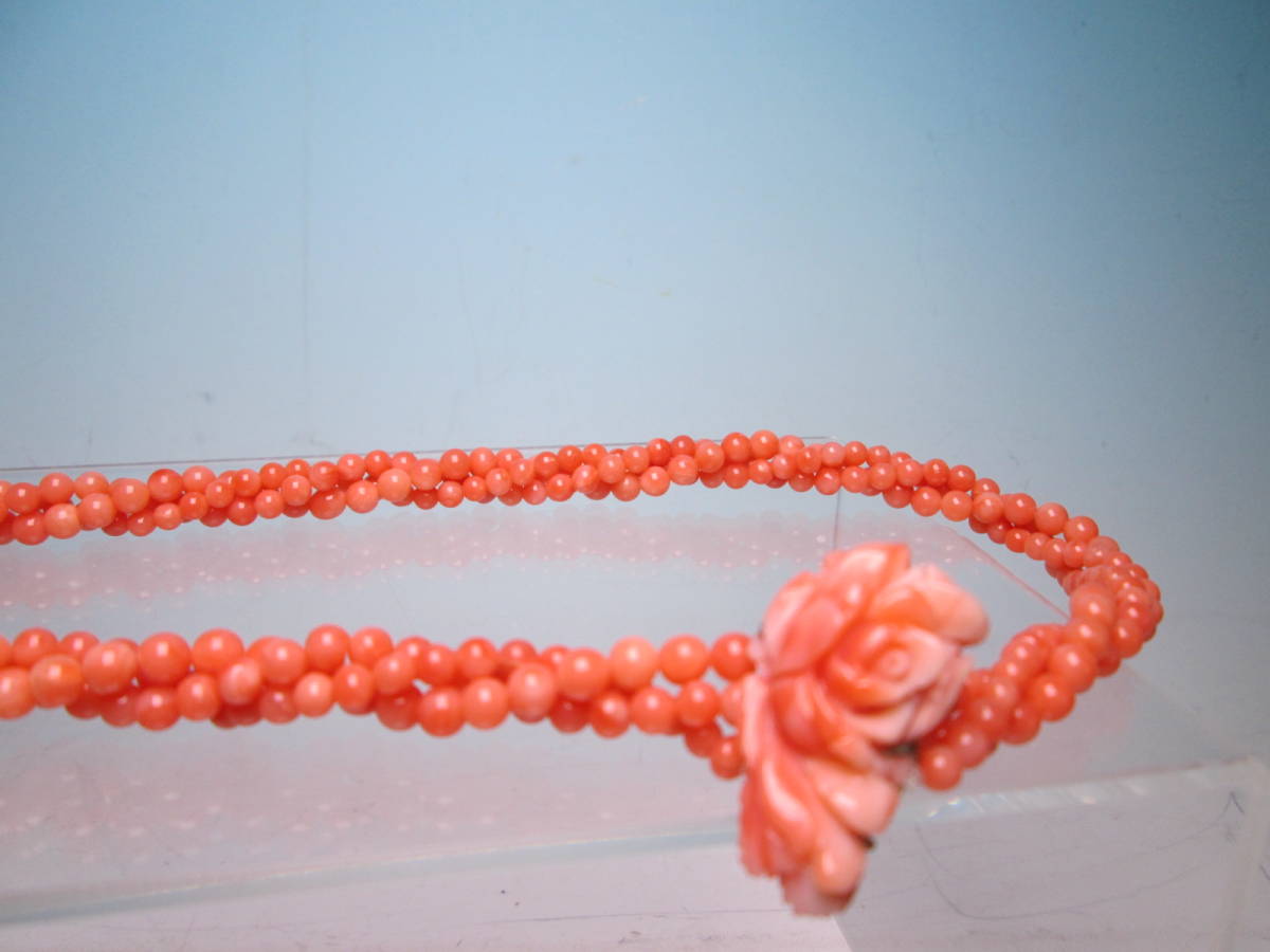 ☆本珊瑚玉 4mm３連の薔薇彫刻飾りのロングネックレス 52g_画像6