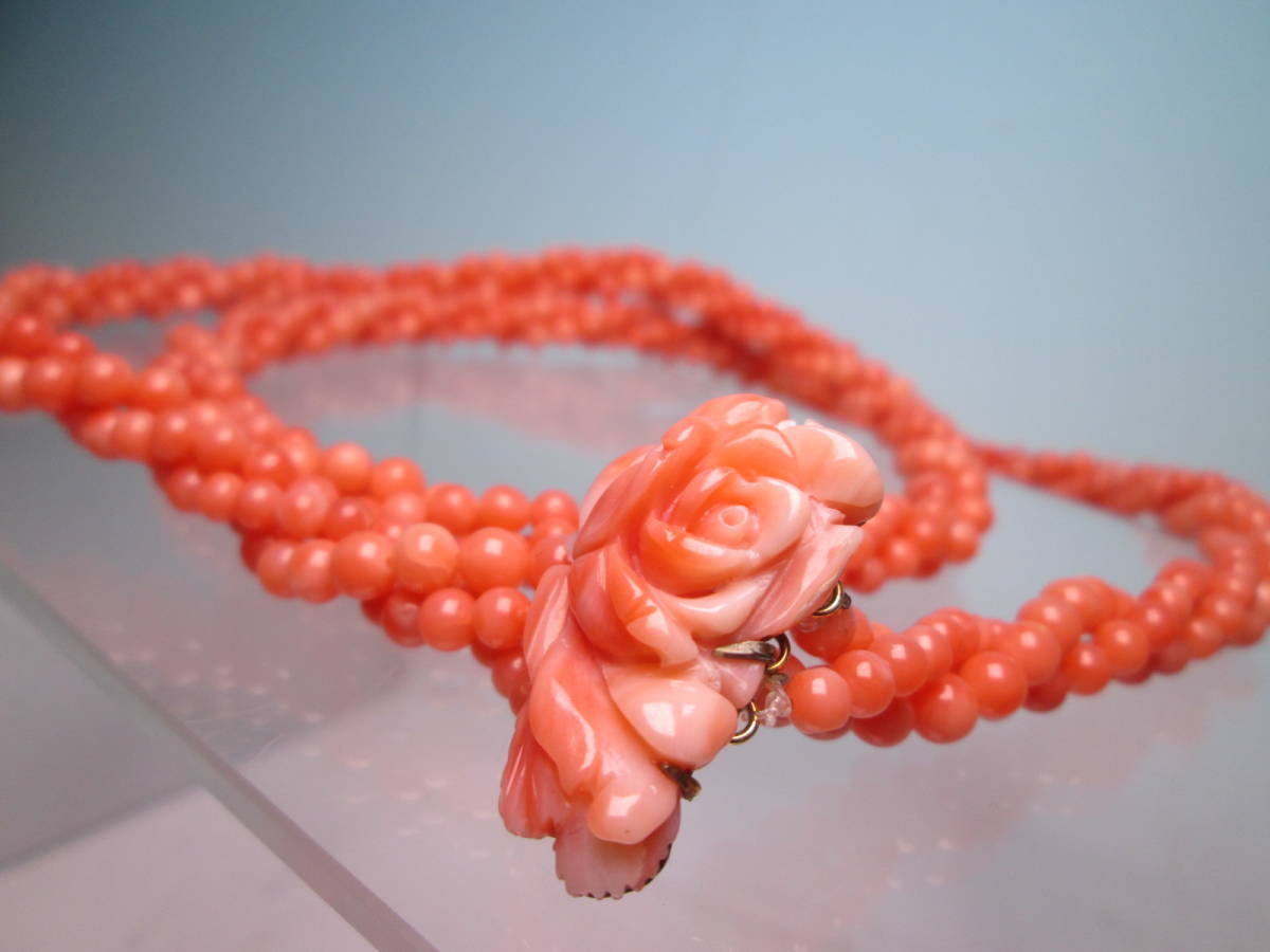 【日本限定モデル】  ☆本珊瑚玉 4mm３連の薔薇彫刻飾りのロングネックレス 52g コーラル、サンゴ