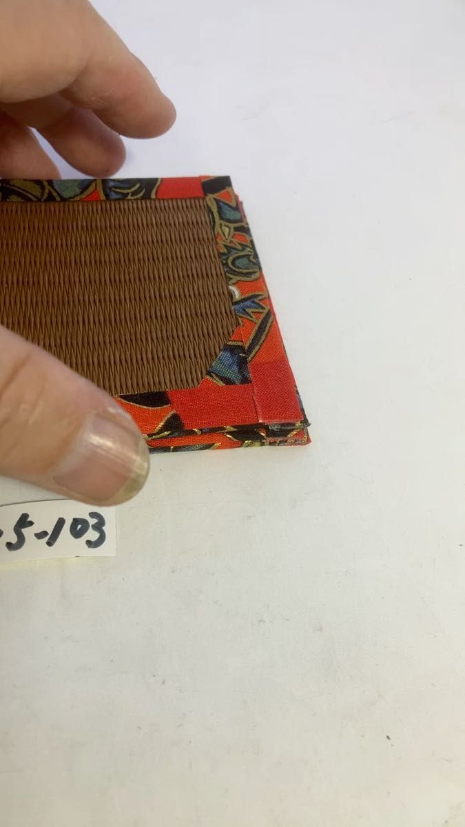茶色メセキ畳に赤柄生地ヘリのコースター4枚組25-103