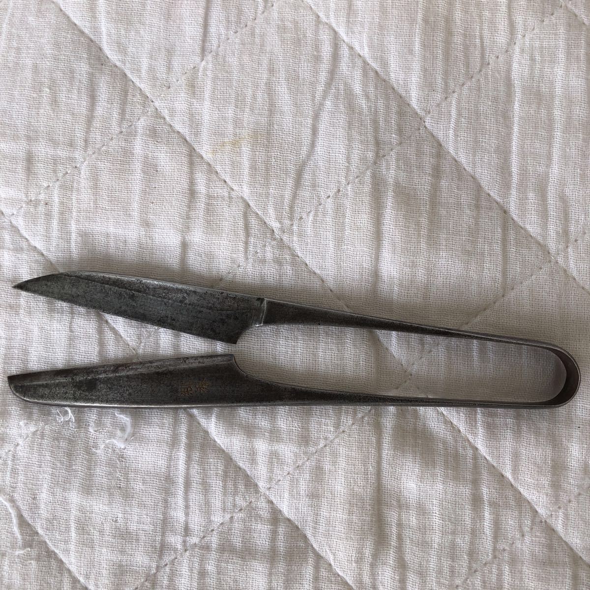 アンティーク。古い裁縫道具 、握り鋏、裁ち鋏、在銘が有ります。郷秀。箱付きです。長さ15.4センチ刃の長さ6.7センチ刃の幅1.6センチです_画像3