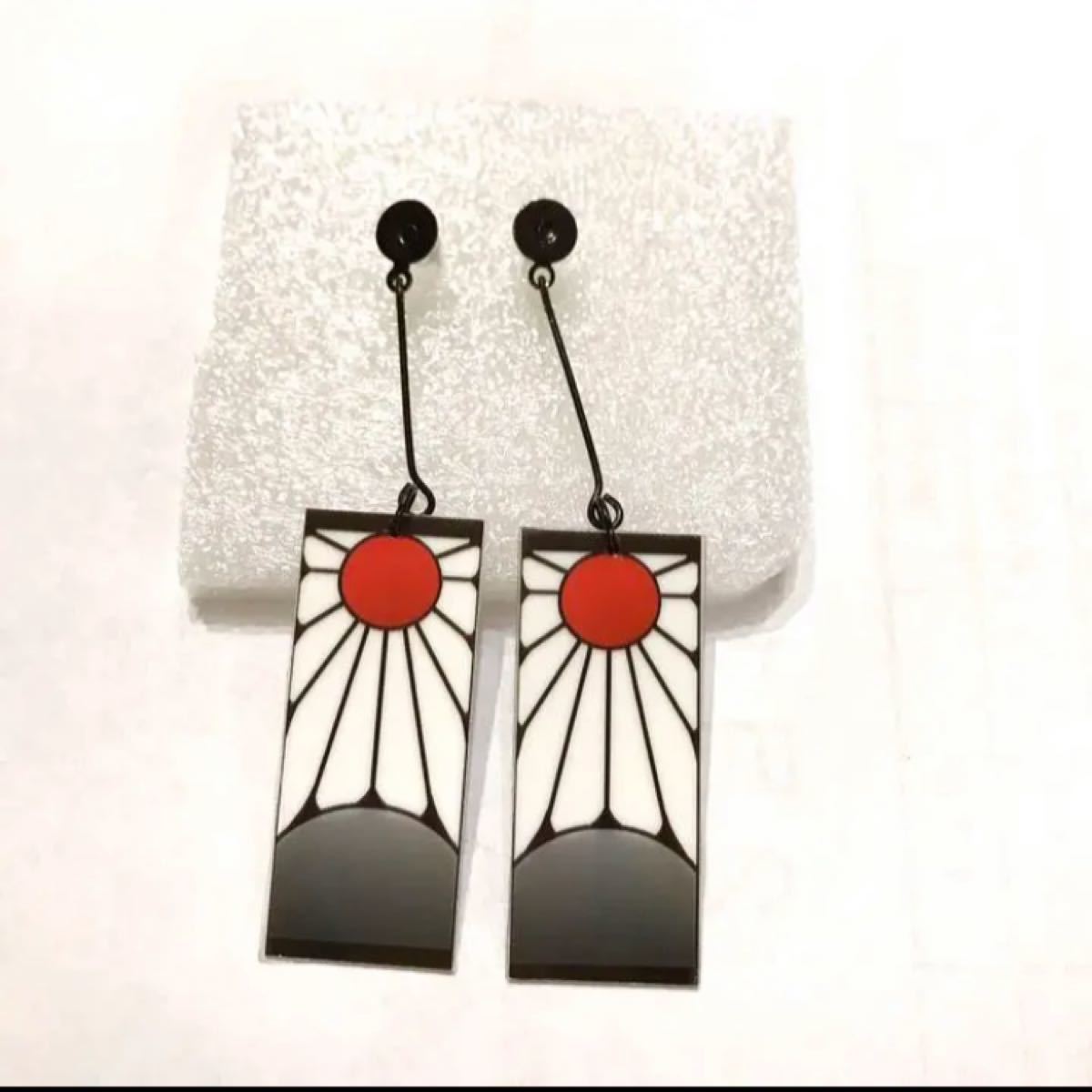 Paypayフリマ 鬼滅の刃 炭治郎ピアス風 ハンドメイド Paypayフリマ 鬼滅の刃 炭治郎ピアス風 ハンドメイド