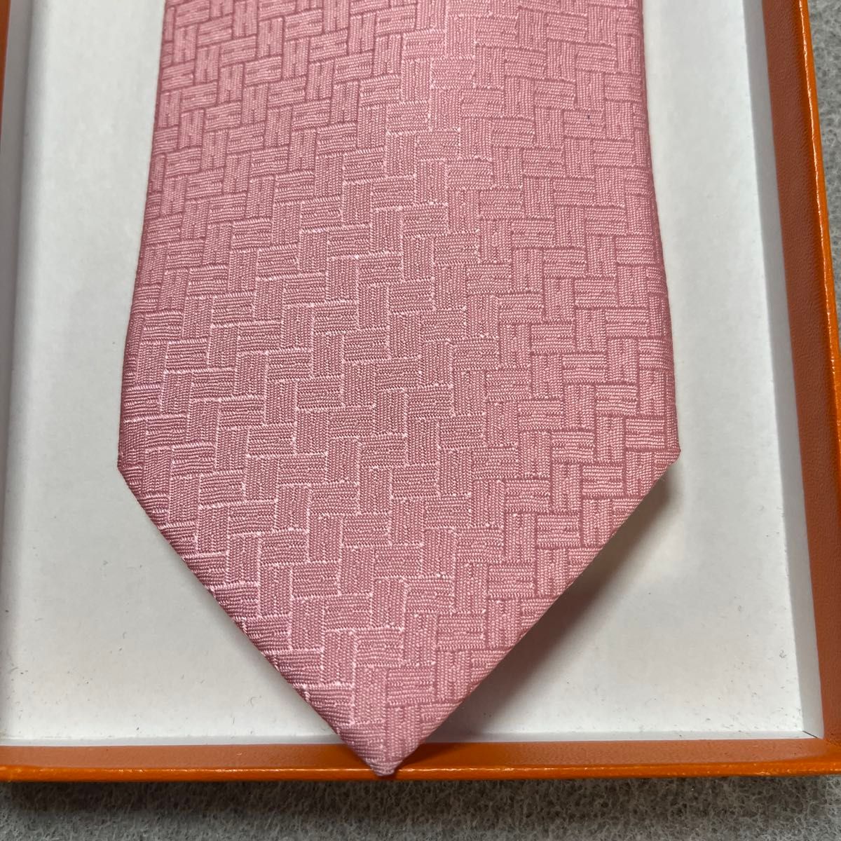 究極美品 エルメス ネクタイ ファソネ H柄 ピンク 箱付き 極美品 エルメス ネクタイ ピンク H柄H織 ファソネ 派手 結婚式
