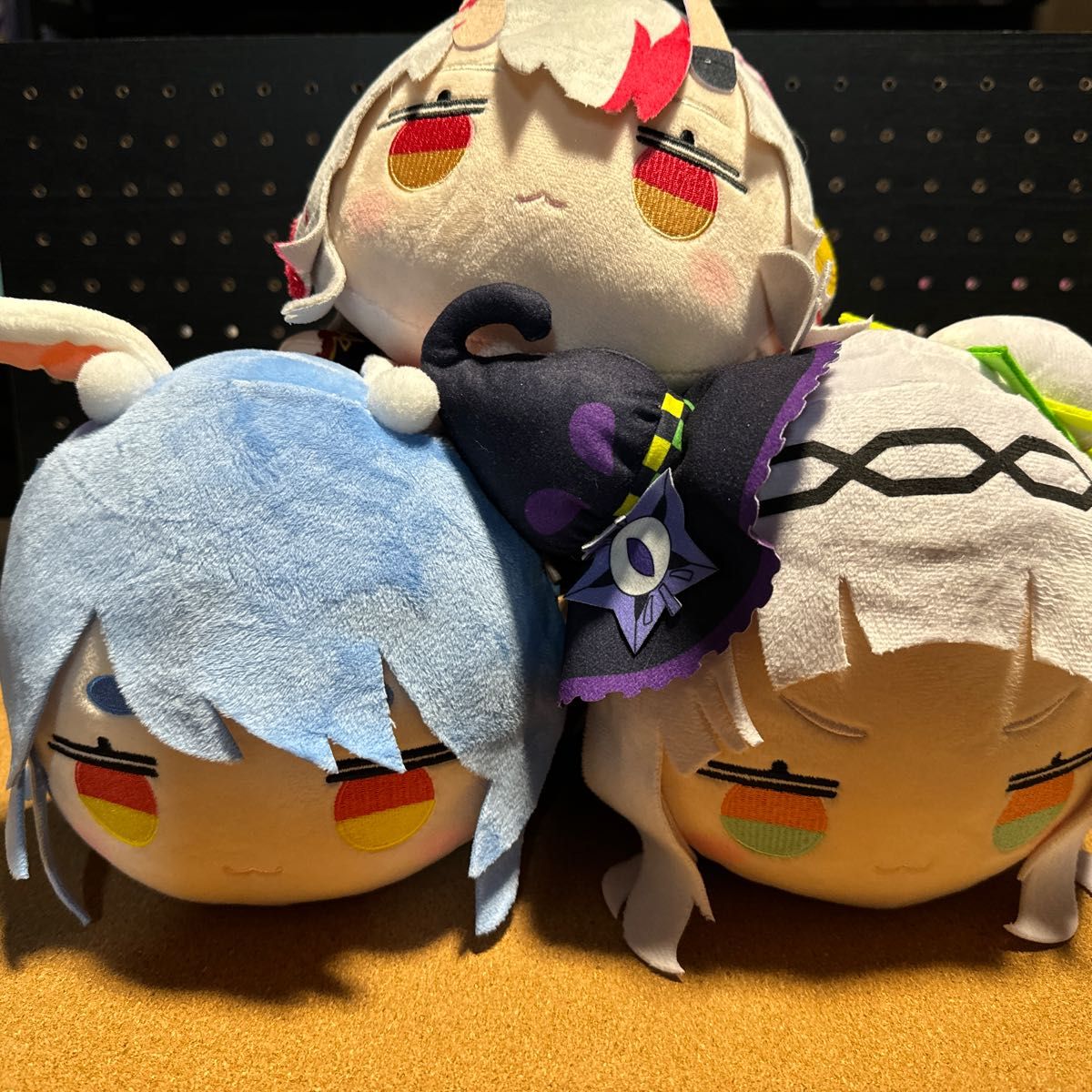 ホロライブ 寝そべりぬいぐるみ アクリルウィンドウチャーム