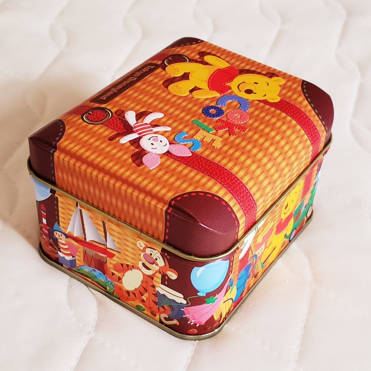 東京ディズニーランド お菓子の缶箱 パッチワーク風 くまのプーさん