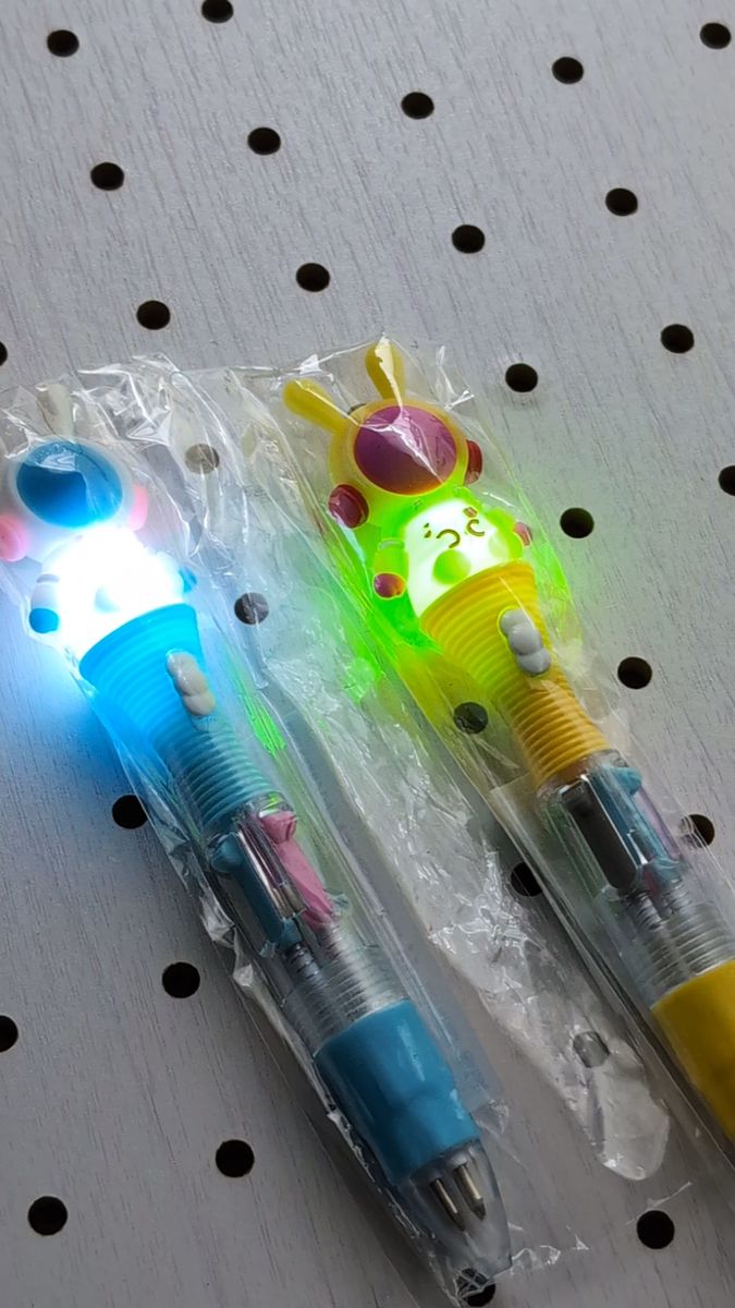 宇宙飛行士ボールペン、おもしろボールペン、光るボールペン/カラーイエロー&ブルー2本