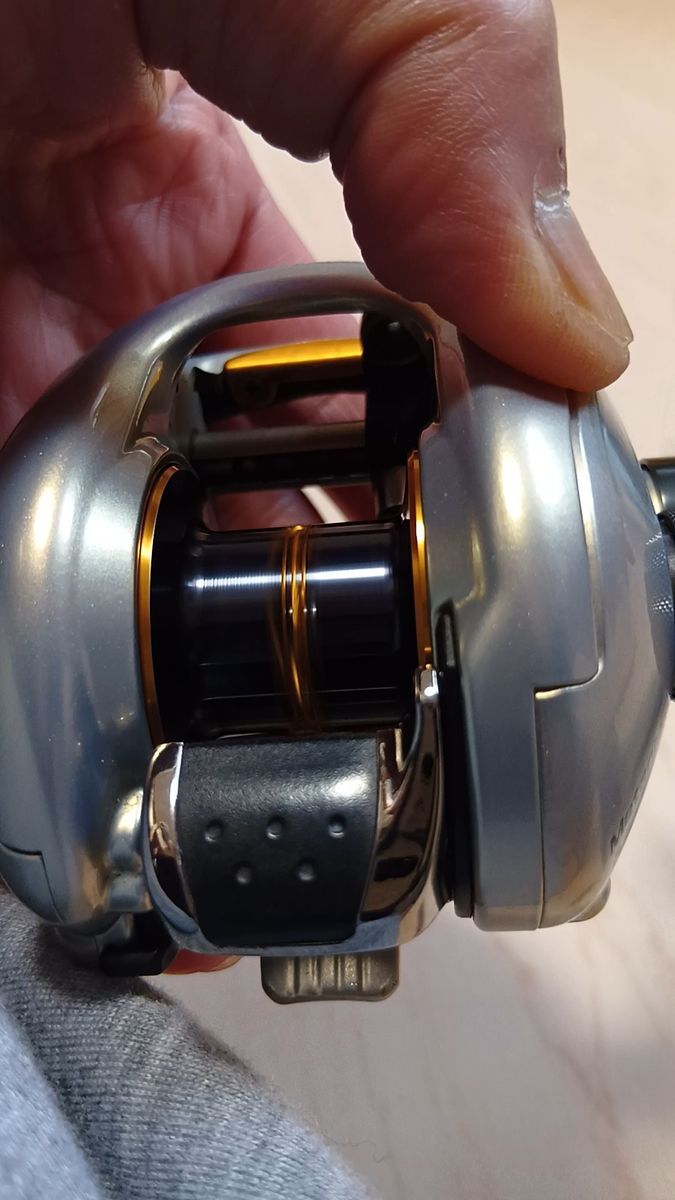 シマノ 08メタニウムMgDC7+ルアーになります。