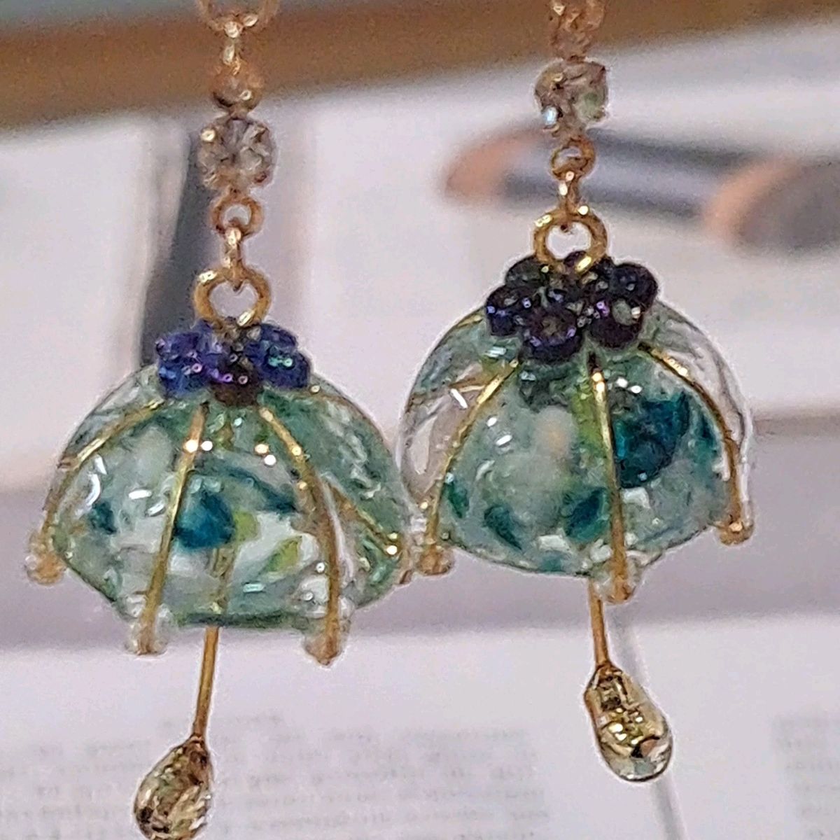 No.223。ハンドメイドレジンピアス、イヤリング、アクセサリー、翡翠色のアンブレラ(ターコイズカラーの花びら)ピアス