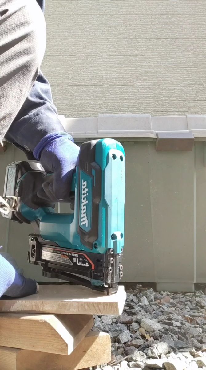 マキタ (Makita) 充電式タッカ (J線) (本体のみ/バッテリー充電器別売) ST421D