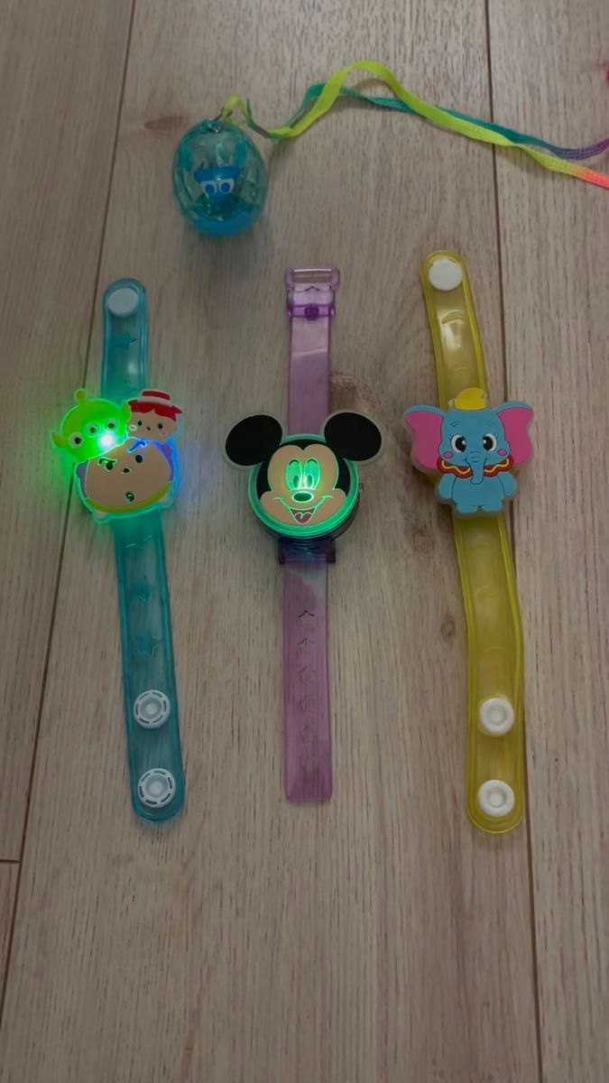 ライトブレス ストラップ ディズニー ガチャ 光る おもちゃ ミッキー ダンボ トイストーリー サリー グリーンメン バズ