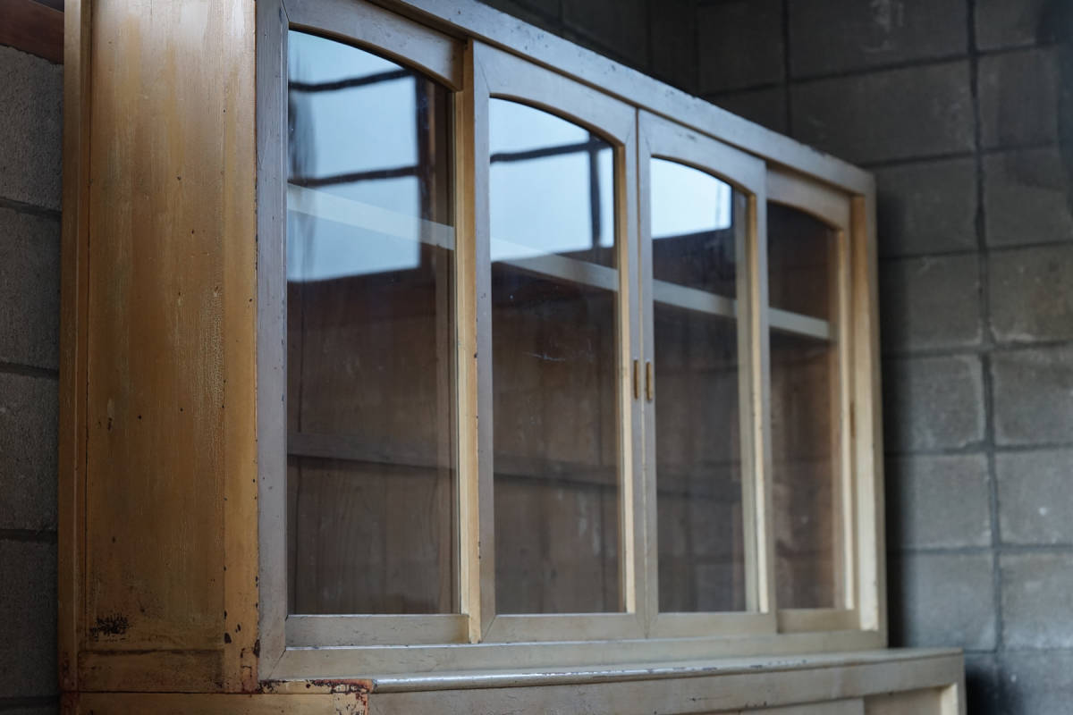 海外 古い白ペンキの無垢材分割式木製ガラス棚 古家具 古道具 古物