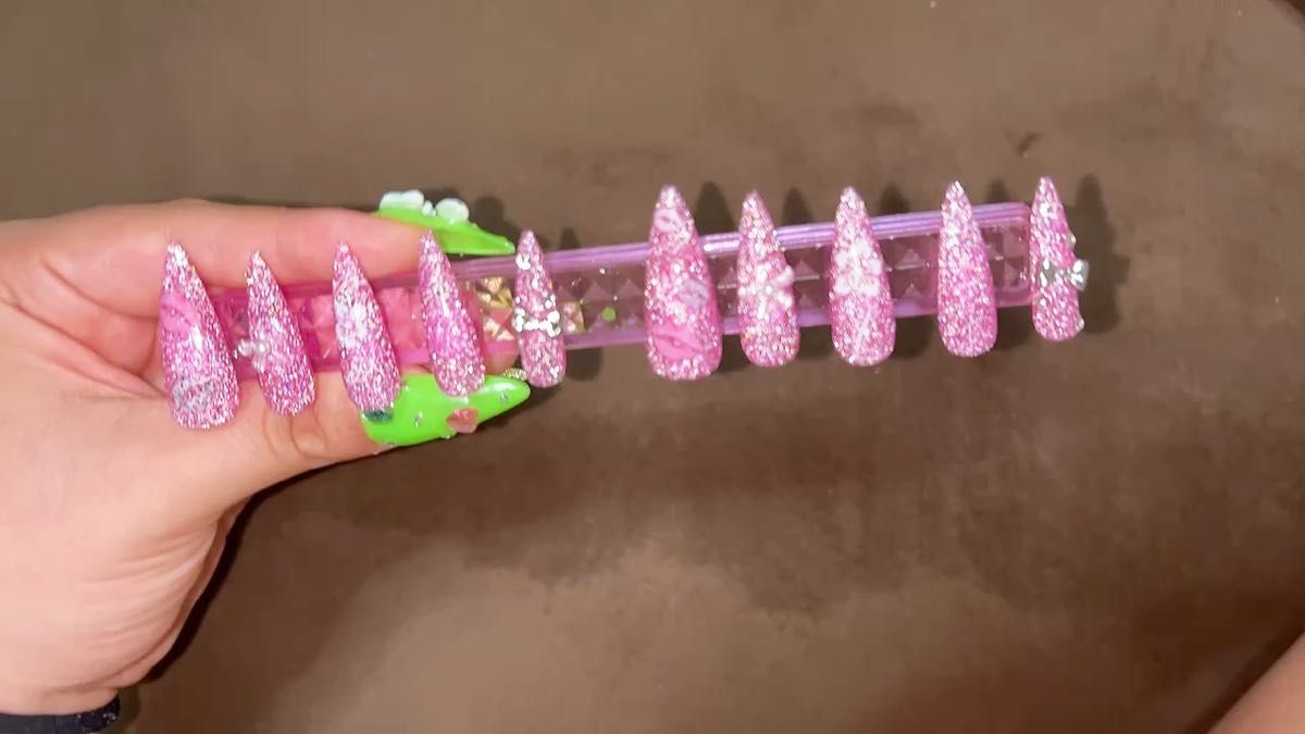 ネイルチップ ピンクフラッシュネイル スティレット ギラギラ ギャル ぴんく
