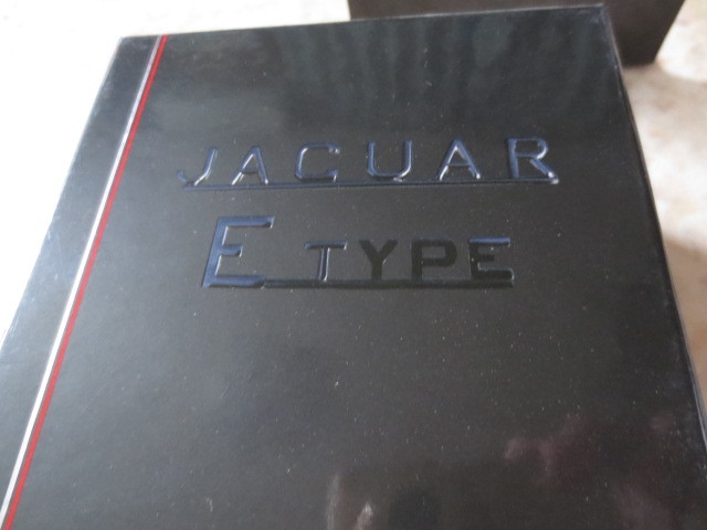 ジャガーＥタイプ発表５０周年記念モデル・イクソ製・新品JAGUAR・限定品・絶版モデル・ＸＫＥ・ルマン優勝車・希少絶版品・E-TYPE_表面にはE－TYPEのロゴマークが入ります
