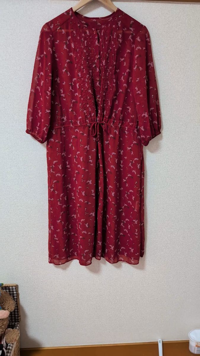 美品。お値下げ最後。ユニクロUNIQLO。小花柄羽織るロングワンピース 。レッド赤色。F。春〜秋。デニムパンツと一緒に。透け感。