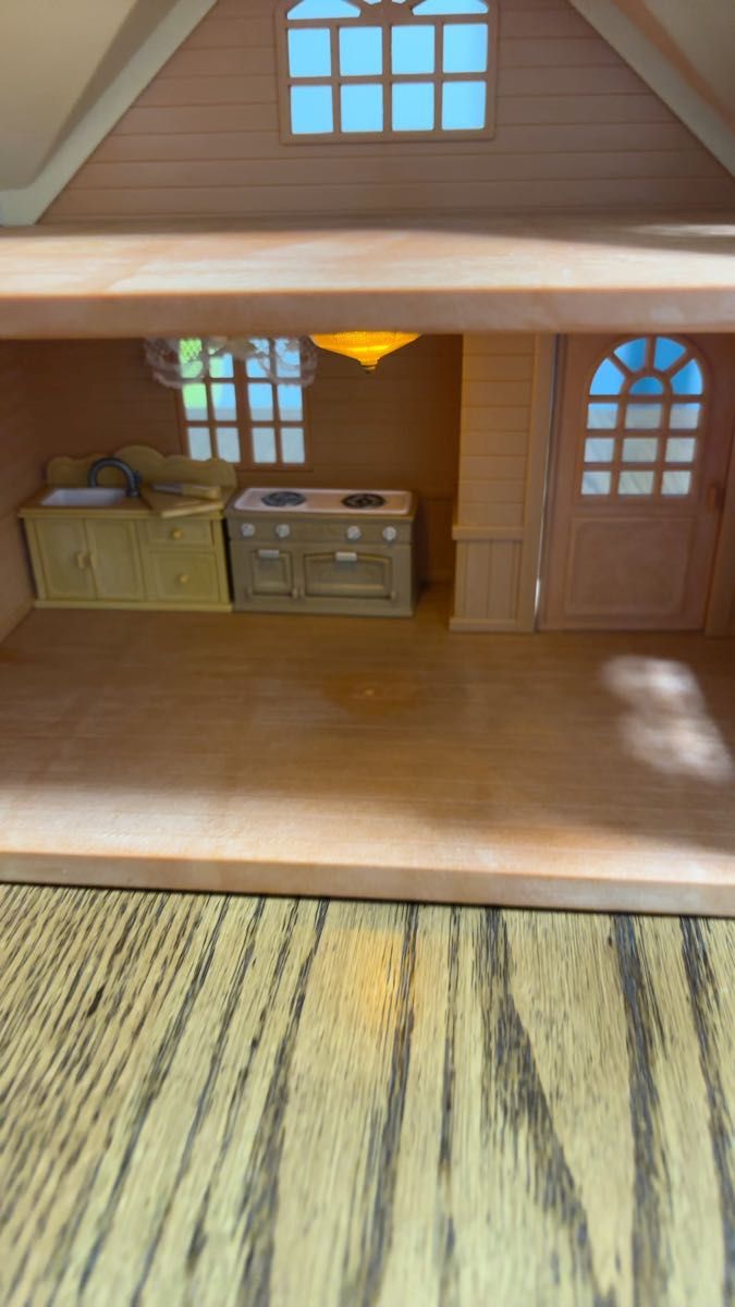 シルバニアファミリー 赤い屋根の大きなお家天井照明付き(電池交換済み) レア商品