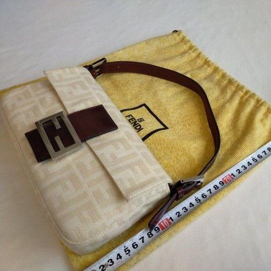 FENDI フェンディ ショルダーバッグ マンマバゲット ズッカ柄 アイボリー FENDI フェンディ マンマバケット ズッカ柄 ショルダーバッグ