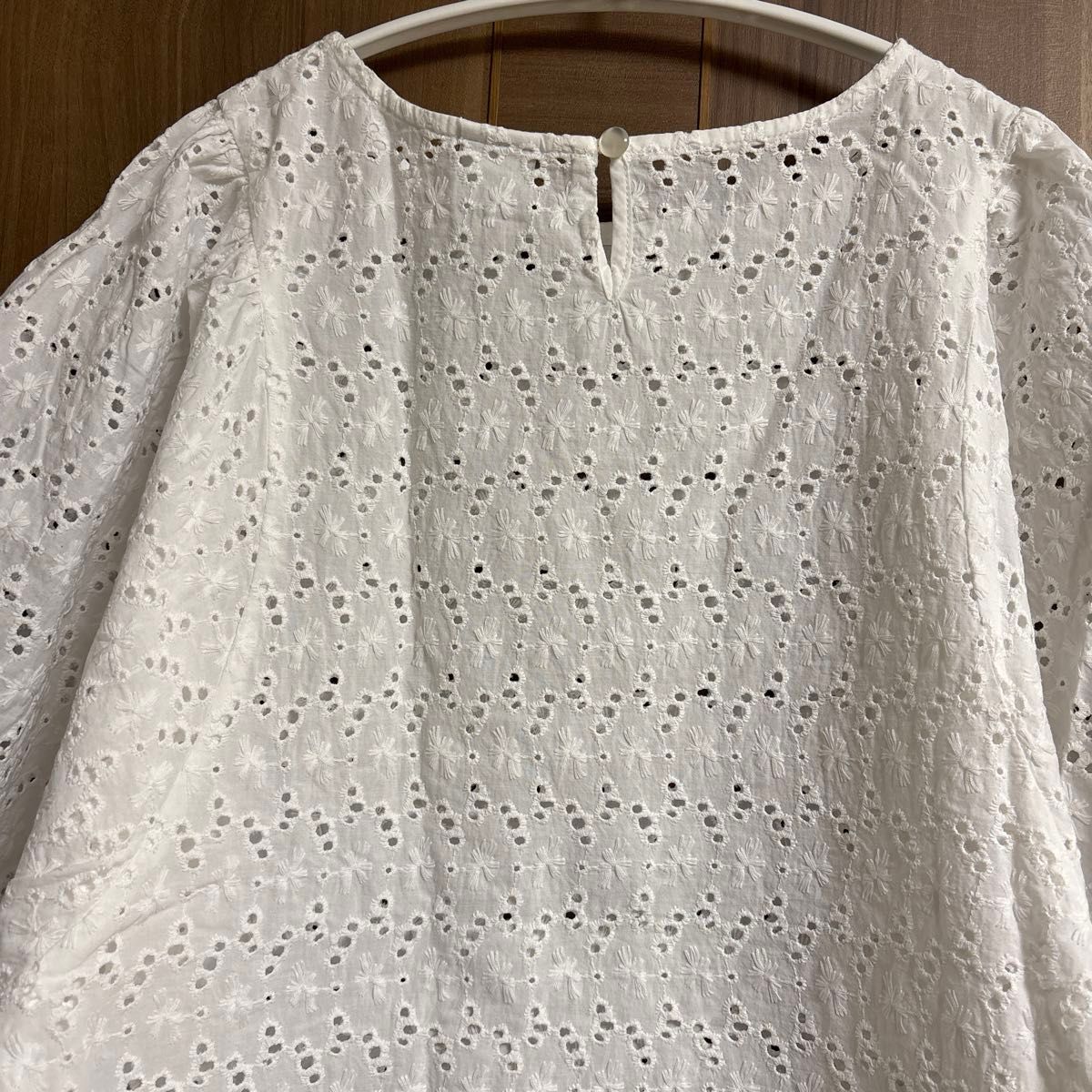 カット刺繍バルーンスリーブブラウス　レース　アーバンリサーチドアーズ　白 半袖ブラウス ホワイト　アイレット