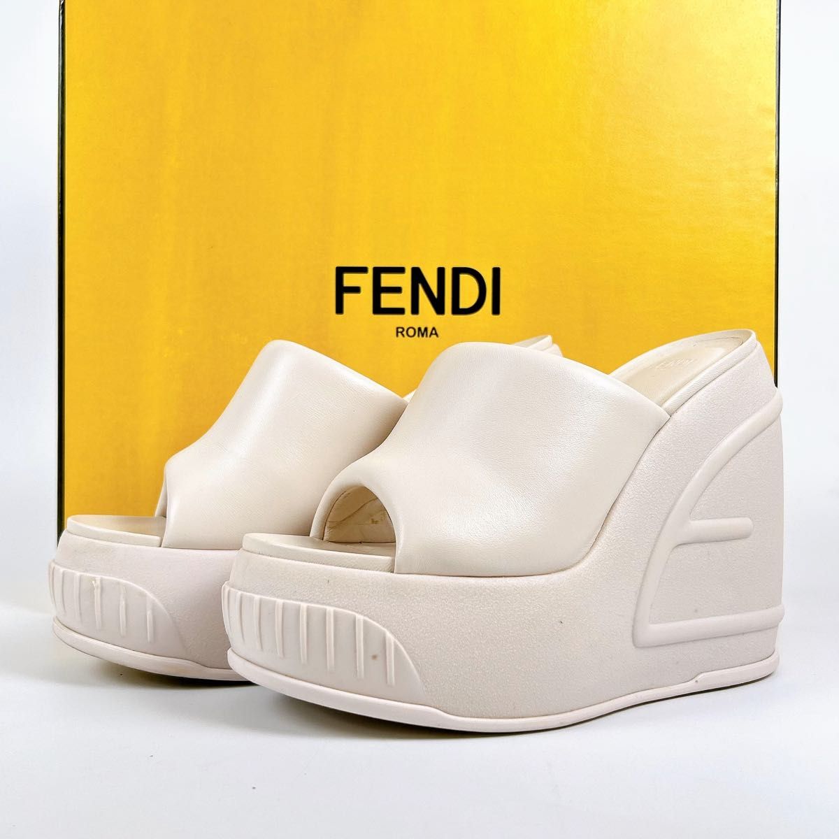 【美品】FENDI フェンディ エンボス オーバーサイズ FFパターン プラットフォーム スライド 厚底 サンダル