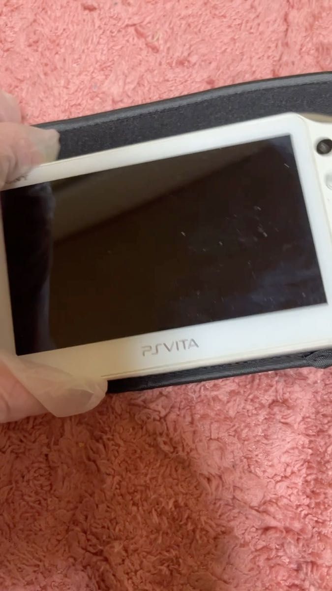 (中古品)(最終価格の為値下げ不可)PSVITA PCH-2000 本体 ホワイト 充電器などの付属品付