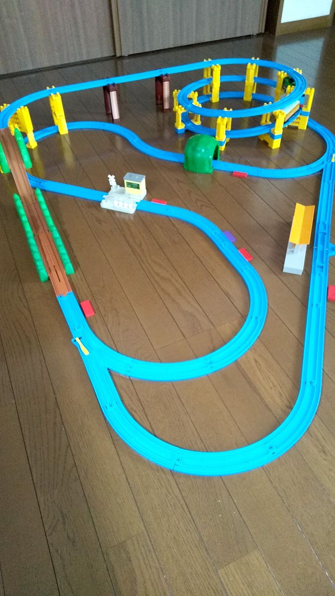 プラレール 駅から坂曲線レールを使って車両がトーマス どきどきマウンテン スロープレールを下り駅へ帰るセット
