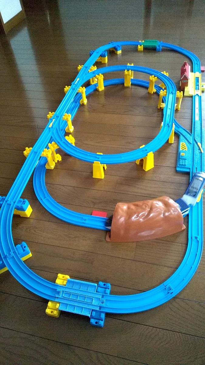 プラレール 自動ターンアウトレールで坂曲線レールを使って車両が上り・下りするセット 車両サービス付きA