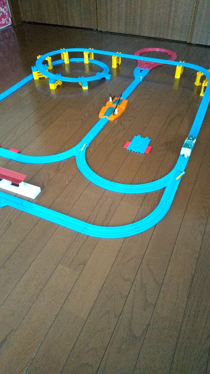 プラレール 駅から坂曲線レールを使って車両が上がり駅へ帰る踏切、Uターンレールセット② 車両サービス商品