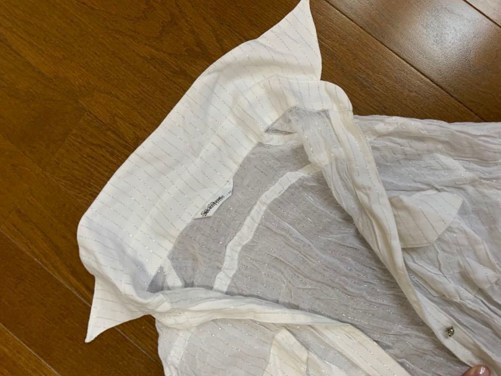 白 ホワイト スリット糸使用 襟大きめ Ｖ系シャツ シワ加工 Ｍ ブラウス