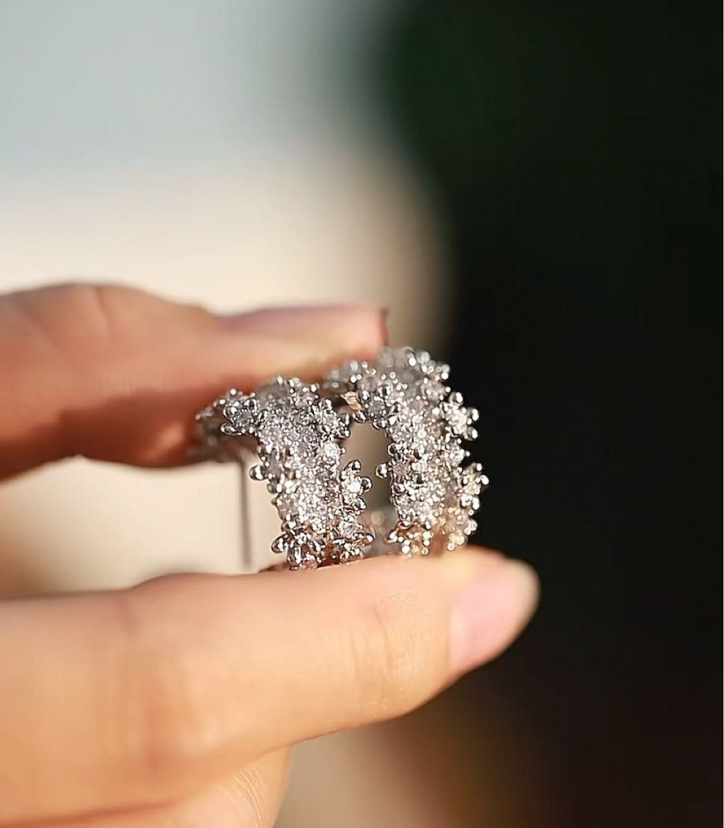 N220キラキラ高級感ピアス シルバー色 結婚式 ブライダル フォーマル カジュアル 高級感 おしゃれ 韓国トレンド 通勤 二次会