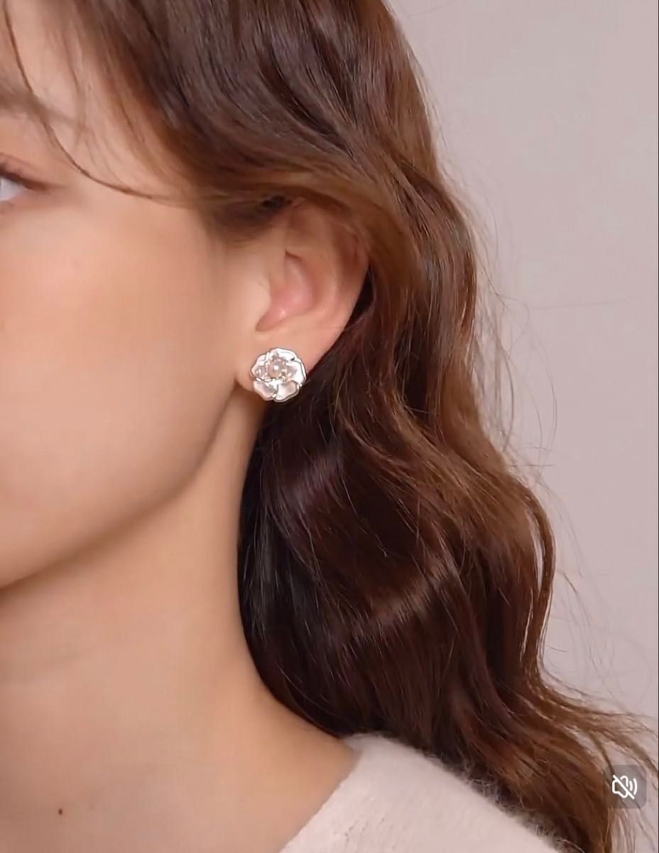 N168エナメルカメリア 小粒パール キラキラ イヤリング 痛くない 韓国 結婚式 日常 通勤 おしゃれ 上品 フォーマル 高級感