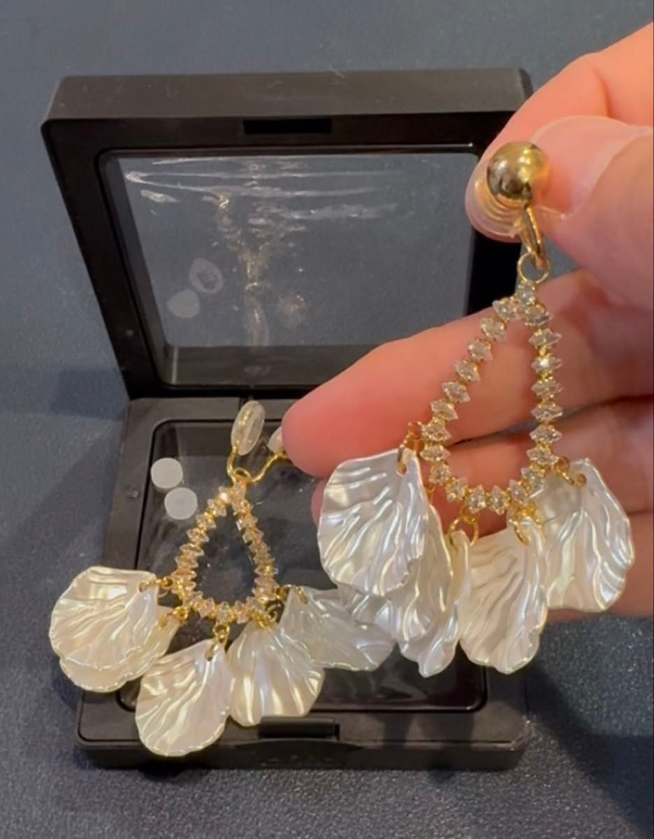 N204揺れる花びら キラキラジルコン 痛くないイヤリング 韓国 結婚式ブライダル おしゃれ 上品 フォーマル カジュアル 葉っぱ