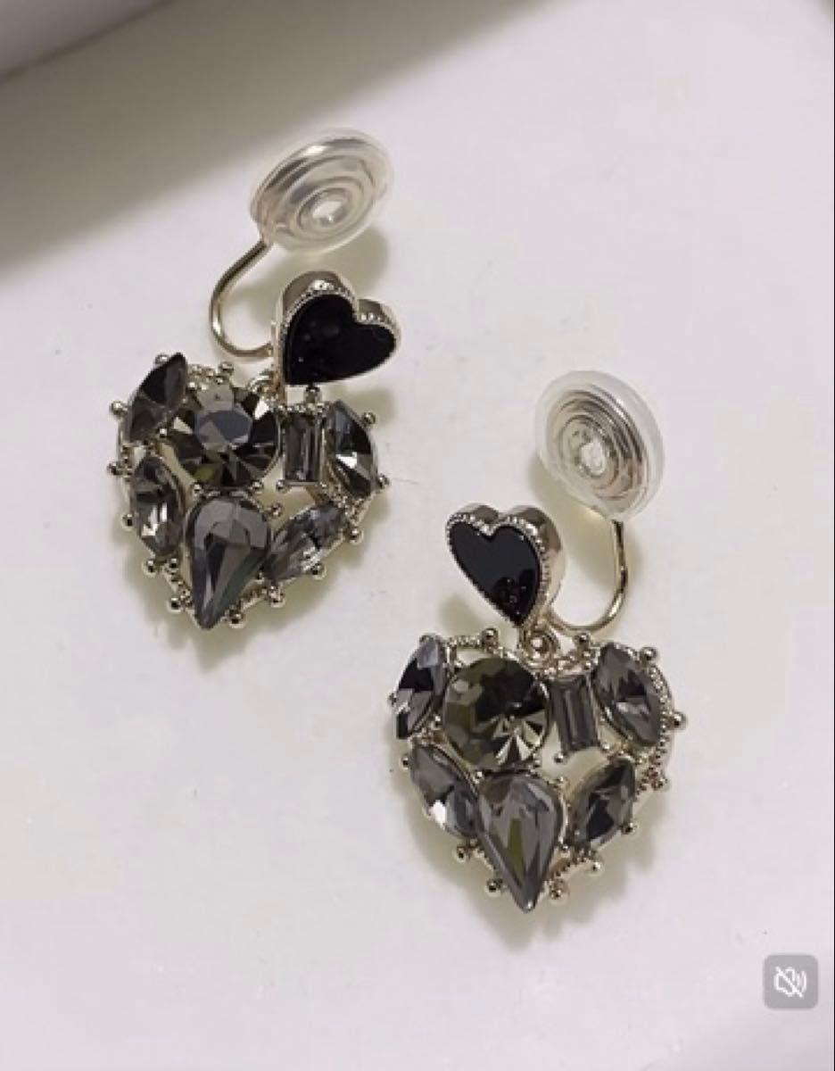 N083ブラックハート 揺れる イヤリング 痛くない キラキラ ジルコン 高級感 結婚式 おしゃれ 上品 韓国 日常 通勤 可愛い