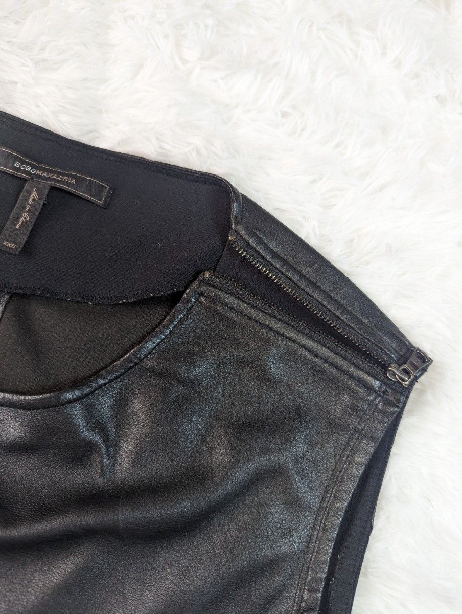 ☆BCBG MAXAZRIA ラッフルミニワンピース☆黒 BCBG MAXAZRIA フェイクレザー ミニワンピース ノースリーブ 黒