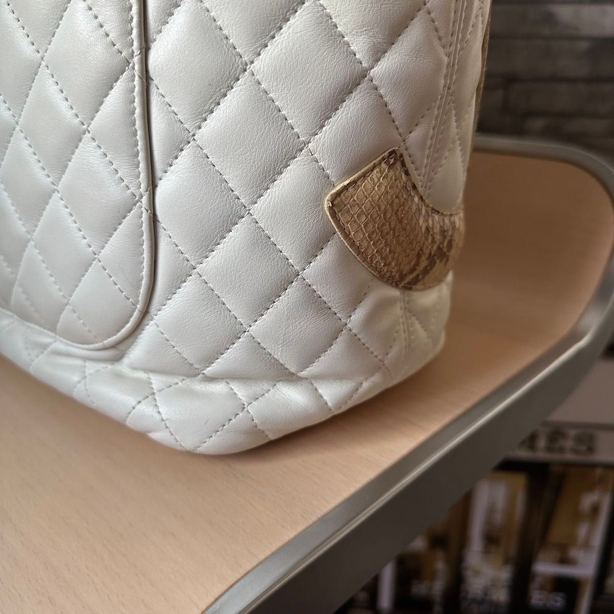 CHANEL カンボンライン マトラッセ パイソン トートバッグ ホワイト CHANEL カンボンライン マトラッセ パイソン ホワイト トート
