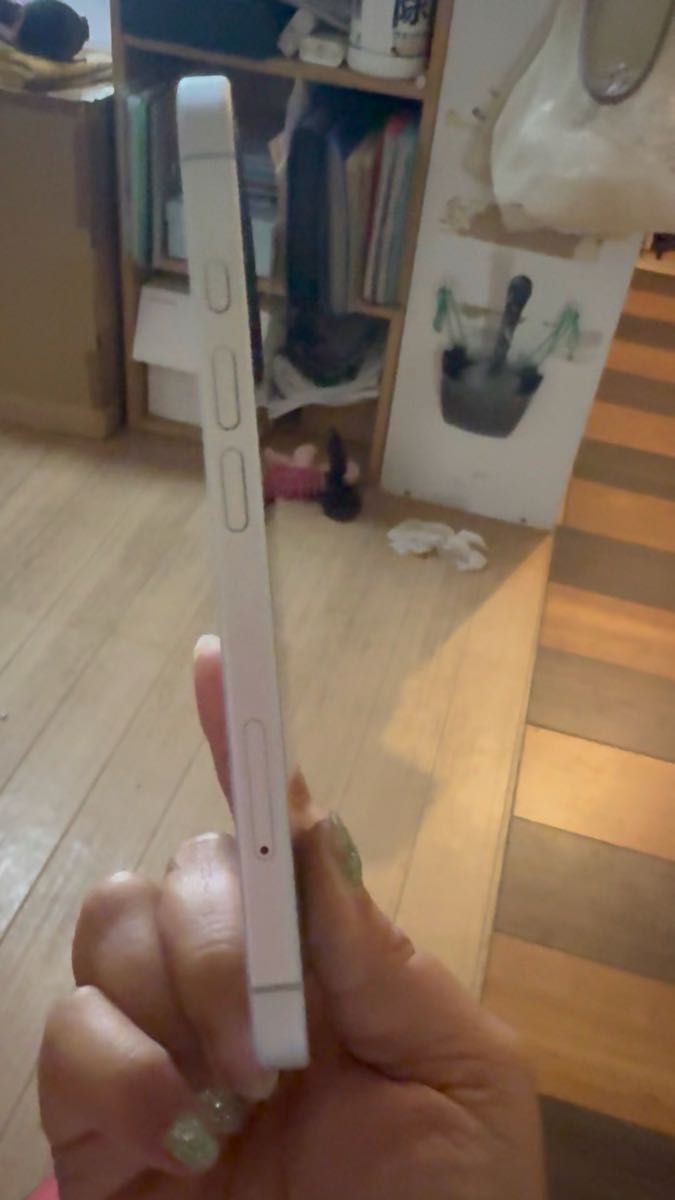 極美品!! iPhone16本体・ケース2個・充電ケーブル・カメラレンズカバーフィルム2個セット