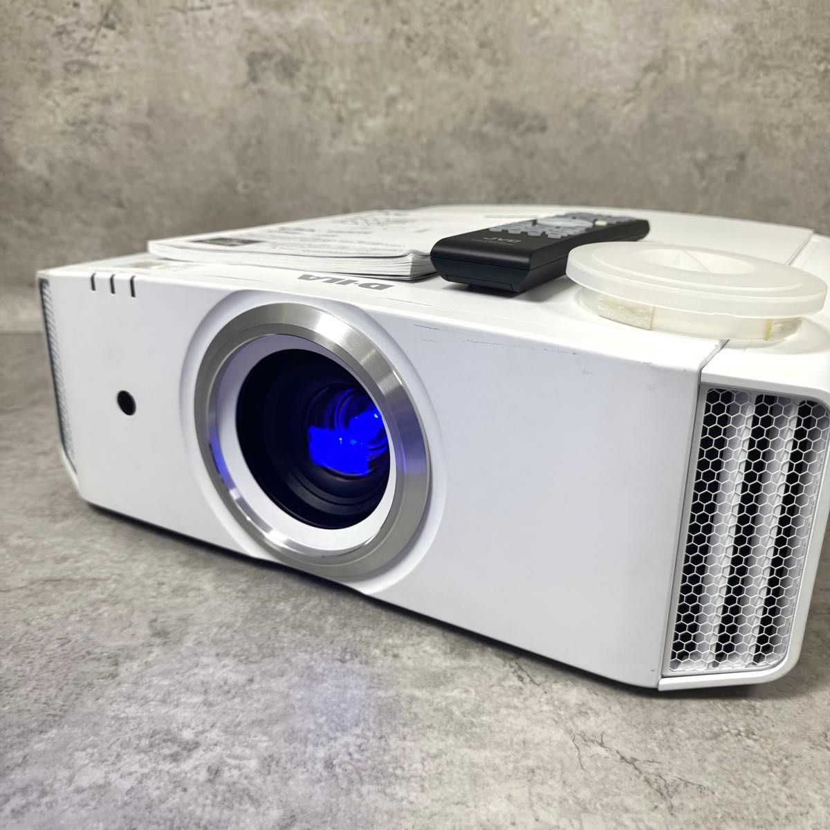 極上美品・動作確認済】JVC D-ILA ホームシアタープロジェクター 極上美品・動作確認済】JVC D-ILA ホームシアタープロジェクター