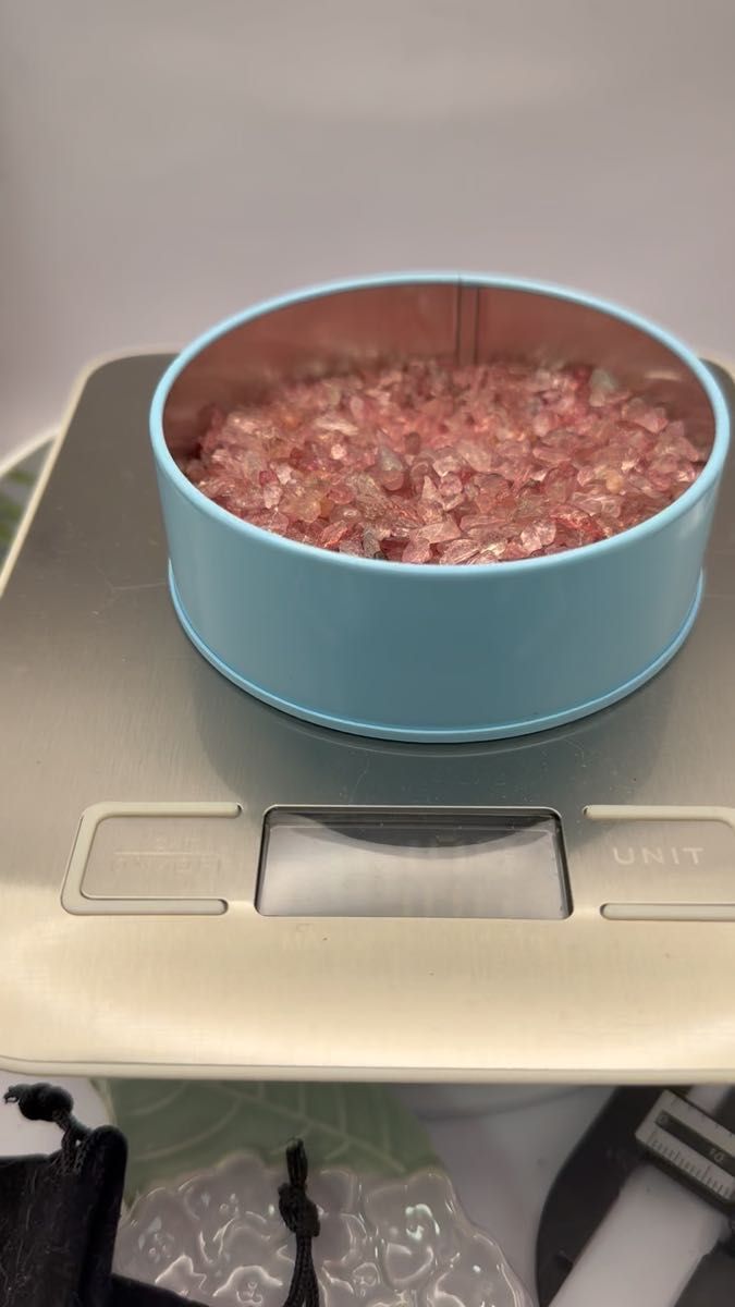 ストロベリークォーツ100g(Strawberry Quartz)は、ピンク色の美しい輝きを持つ天然石