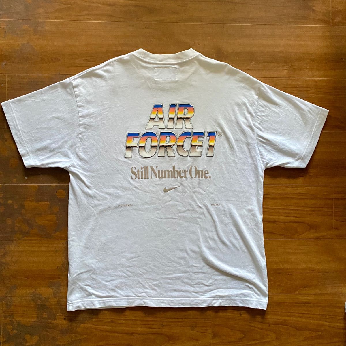 ★海外限定!人気アイテムNIKE Air Force 1 ロゴTシャツ 限定版】NIKE AIR FORCE 1(AF1)“Still Number One”ロゴTシャツ