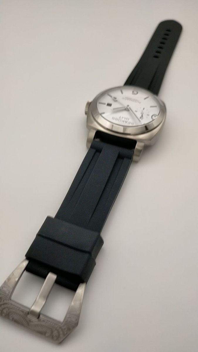 待望の鉄板ブラックラバー仕様/彫刻バックル【シーガル搭載/新品】GMT 防水性能100m 裏スケ スモセコ サファイア 316L