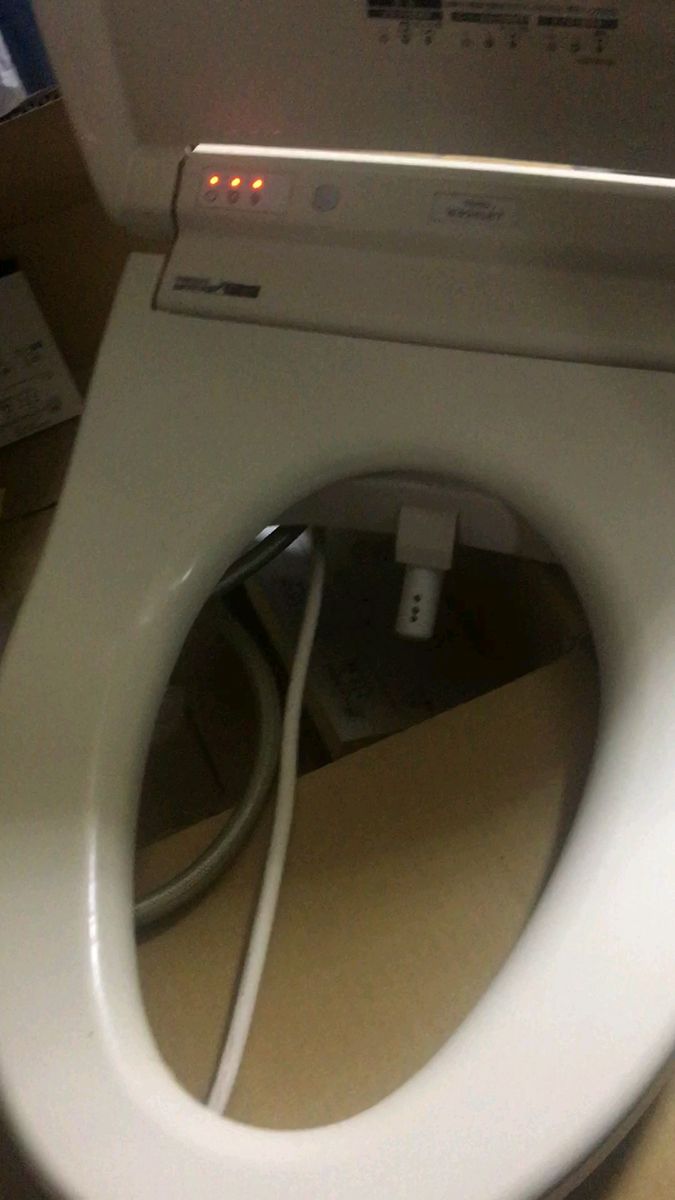 TOTOウォシュレット便座、リモコン1個動作品付属、便器と便座に取り付けパネル欠品画像2