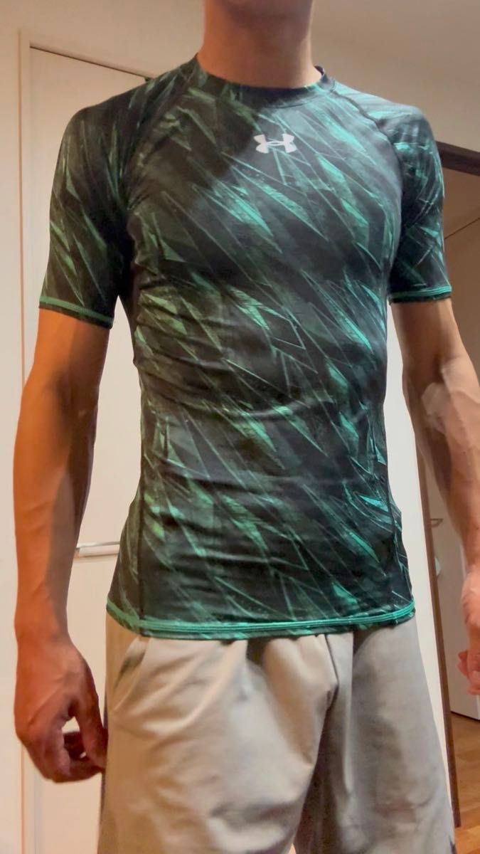 Under Armour フィットネス用シャツ ブラック/グリーン Mサイズ アンダーアーマー MD コンプレッションシャツ 半袖