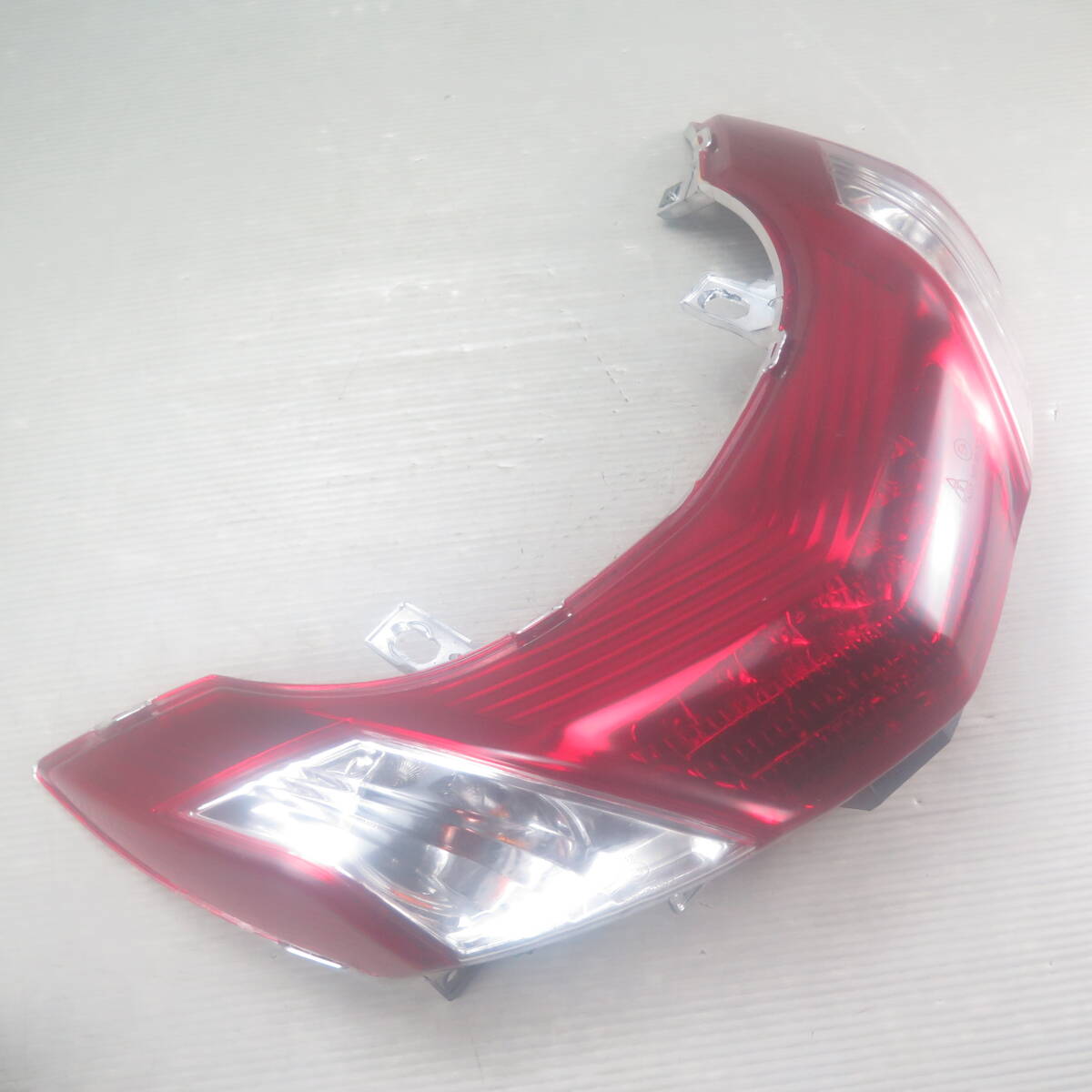 □中華マジェスティトライク [L6BSCMLJ] 純正テールランプレンズ リアウインカー 中古 検ヤマハ YAMAHA MAJESTY GY6 161QML KR070327
