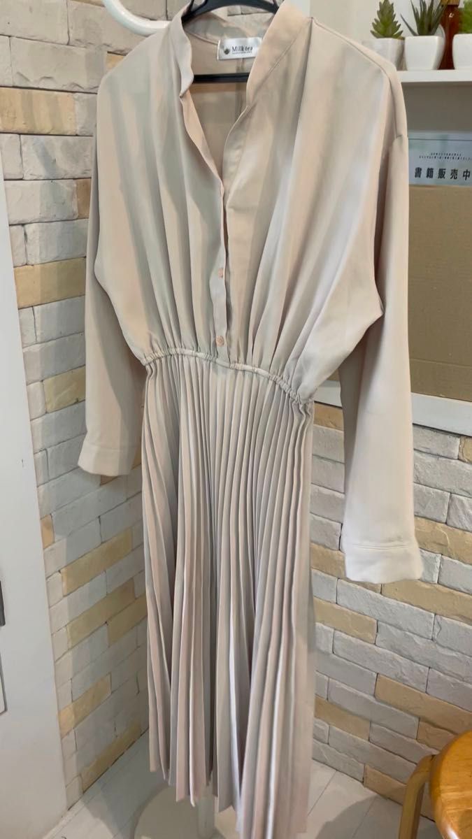 ロングワンピース 長袖ワンピース プリーツワンピース ワンピースベージュ ロングワンピース未使用 ロングワンピース上品 婚活 美品